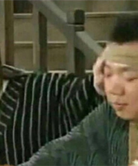 你身边最懒的人什么样子?我见过有人用脚翻书,隔着衣服脱文胸