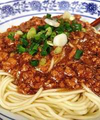 姨妈推荐的面馆果然没失望,肉粒饱满的炸酱面好吃到瞬间光盘