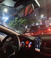 巴蜀中学一到晚上放学马路全部被占道,停满了私家车