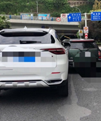 在嘉华附近擦挂,处理事故途中又违章