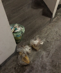 自从开始实行垃圾分类楼层撤桶,小区成了脏乱差!