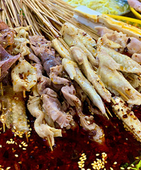 这家钵钵鸡据说沙坪坝土著都知道,吃起香辣入味,简直是下饭利器