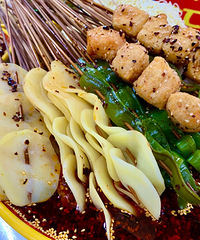 这家钵钵鸡据说沙坪坝土著都知道,吃起香辣入味,简直是下饭利器