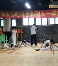 厉害了我的娃,3岁学跆拳道做的动作又凶又萌,幼儿园都不想去上