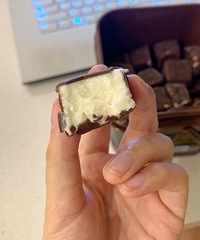 还没吃过这个冰淇淋吗?“外脆里嫩”吃起不腻,一口一个太爽了