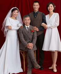 等了好几年的全家福,妈妈穿上婚纱忍不住说“我今天好漂亮呀”