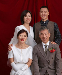 等了好几年的全家福,妈妈穿上婚纱忍不住说“我今天好漂亮呀”