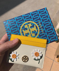 入手很有质感的TB小雏菊卡包,小巧实用,还可以拿来当零钱包