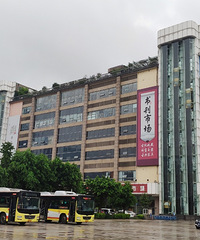 在重庆书刊交易市场,3—8折买新书、教辅,书店潮流从这里发