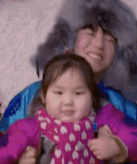 王俊凯抱娃好吃力