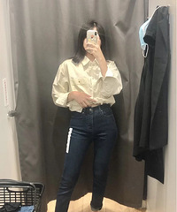 发现一条对梨形身材友好的牛仔裤
