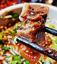 这家串串香好大气,锅底居然自带牛肉和肥牛,还有超多免费小吃