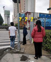 乱穿衣的季节,街头上演秋如四季