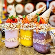 在火锅店吃火锅冰淇淋