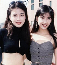 翻回20年前时尚穿搭,露腰小背心小短裙一样不少,真的好会穿