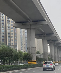 每次开车走在重庆轨道一号线高架下面,都在思考一个问题……