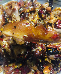 花30几块买到了一整只烤兔子,吃起干香入味,下饭下酒爽歪歪
