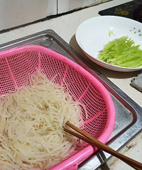 一袋400克的淀粉就要5块钱,于是有人用洗土豆的水提炼嫩肉粉