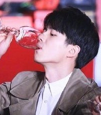 ���Ȼ�Ⱦ�һ���ƣ���ʵ������