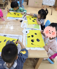 养娃成本又节约了,兄妹上幼儿园,班上23个娃4个老师才750