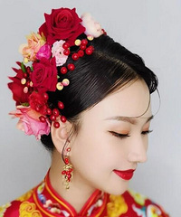朋友说化妆师给我整的中式造型像媒婆,我一看,确实像!