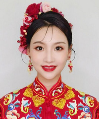 朋友说化妆师给我整的中式造型像媒婆,我一看,确实像!