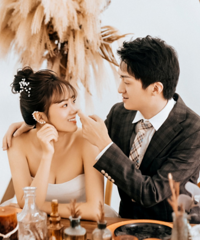 不想花里胡哨,选择了素色的复古婚纱照,简直太耐看了