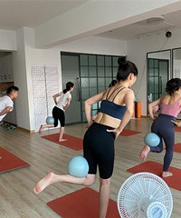 打卡普拉提,图2这个矫正器拉伸好舒服,回来就在网上下叉了同款