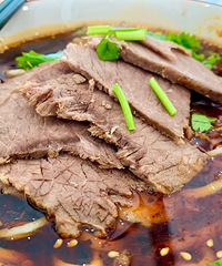 发现一家麻辣不油腻的大刀牛肉面,店里居然还有“立体牛肉面”