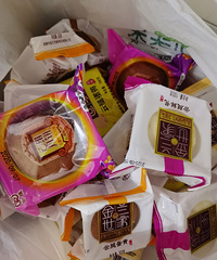 每年都买的云腿月饼味道没变,这点估计不够