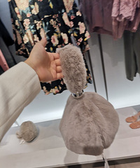 以前觉得zara的衣服好有个性,现在进去挑不到一件合适的