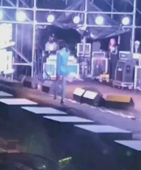 黄龄摔下舞台看着都痛