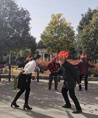 1600万人围观奶奶吃玻璃、吞灯泡,老年人直播养活了吸血鬼