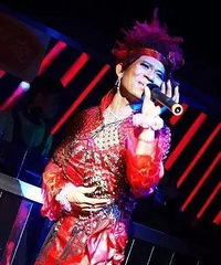 Ϊ��׬Ǯ���ң����а�Ůװ����������ƣ�ȴ��Ů����������