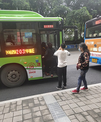 在车站看到有个小孩查公交车