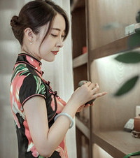 很喜欢旗袍,买来平时又穿不上,拍了这些美照来展现它们的美