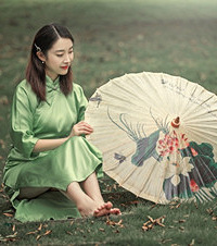 很喜欢旗袍,买来平时又穿不上,拍了这些美照来展现它们的美