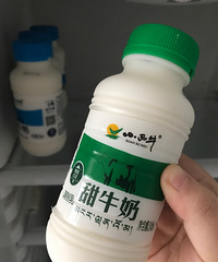炒到130的盒马草莓牛奶,很多人觉得太甜,我却一喝就停不下来