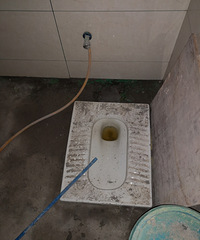 蹲便器跟墙面不平,这种情况该不该返工?