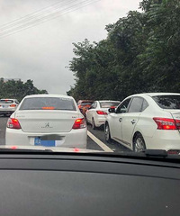 有车辆为避堵侵占高速应急车道,她一口气拍下约270辆车举报