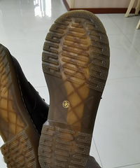 跟风买的上脚超级满意,脚底很软的马丁靴