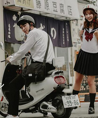 在重庆拍了套《头文字D》同款婚照片,妥妥日系偶像剧的感觉