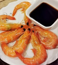 在这里做完足疗还附赠海鲜自助,新鲜的三文鱼和鲍鱼吃起停不下来