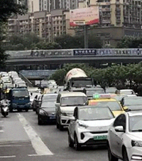 有人说重庆这么堵是因为限速慢行和公交优先道的原因,你同意吗?