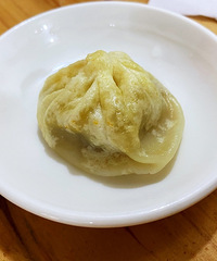 这家开了30年的包子店充满了童年回忆,吃起皮薄馅多还有汁水