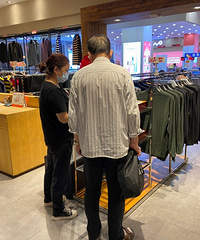中年导购员的真实生活:佛系又寂寞