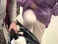 女儿在地铁站踢母亲