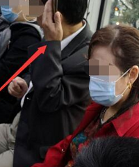 轻轨上这么挤,还被中老年卡位置