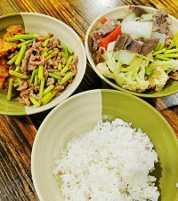 只要16块钱就能吃到扶墙出的“自助餐”居然被我找到了