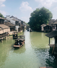 坐高铁去乌镇,体验江南水乡的温润,随手一拍都是画中人的感觉